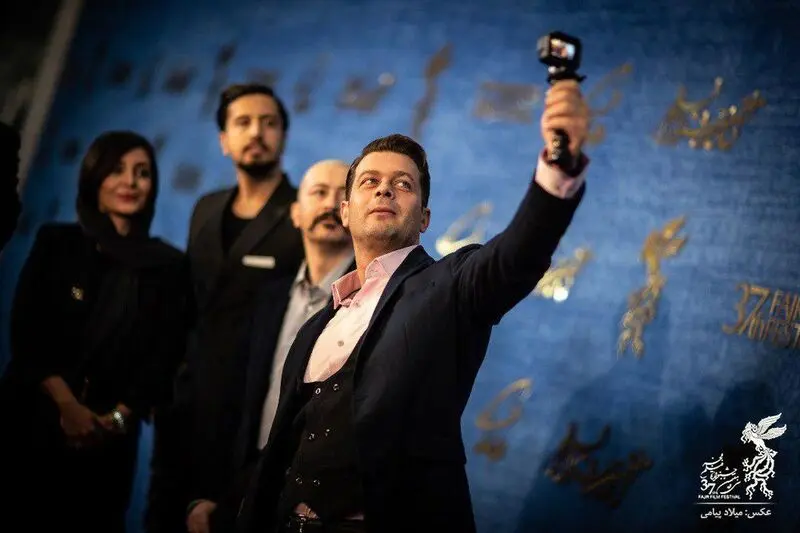 حمید فرخ‌نژاد، ساره بیات و بازیگران «سمفونی نهم» در مراسم فرش قرمز جشنواره فجر