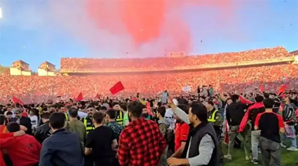 ژست دیدنی هوادار تراکتور که در جشن قهرمانی سوژه شد