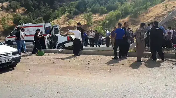 فیلم نصف شدن ال 90 در تصادف تیر چراغ برق / در سنندج رخ داد