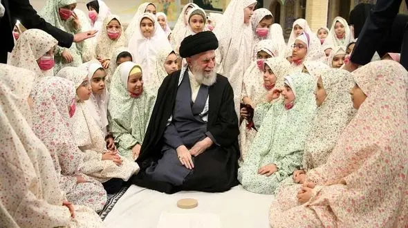 رهبر انقلاب: نوگلان عزیز با خدا دوست باشید و کاری کنید جزو زنان بزرگ کشور شوید