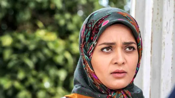 چهره خارج از سریال  و بدون گریم عارفه معماریان بازیگر نقش دختر محمود نقاش در سریال پایتخت / نقی معمولی قبل از هما خواستگاری ایشون رفته بوده!!!