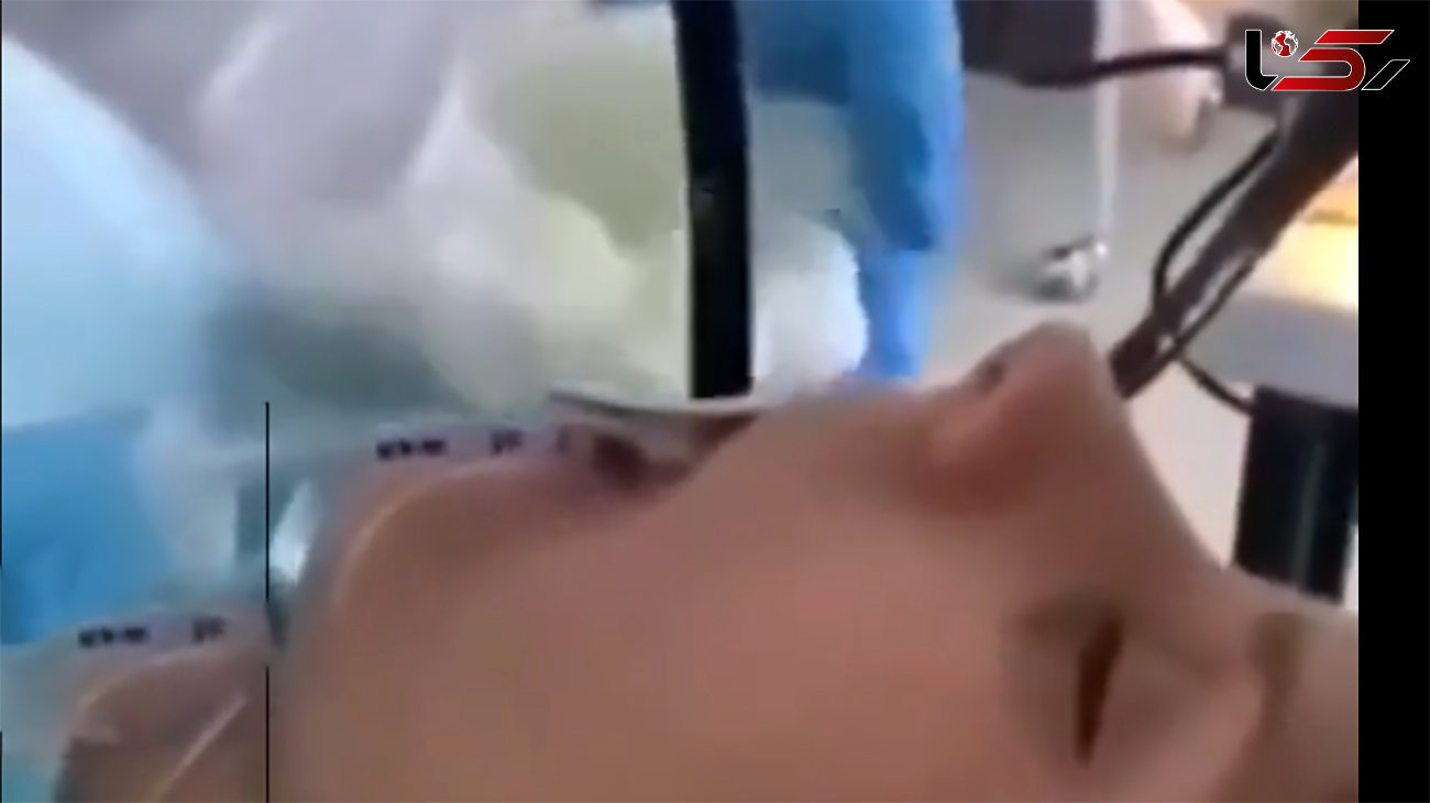 فیلمی عجیب از بیرون کشیدن یک مار چند متری از دهان یک انسان! / شوکه می شوید