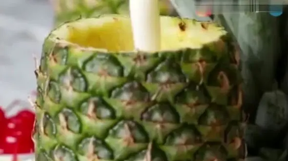 نوشیدنی خوشمزه شب یلدا را در آناناس سرو کنید + فیلم
