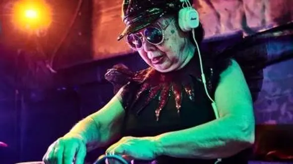 زن 83 ساله ژاپنی رکورددار پیرترین «دی جی » +عکس