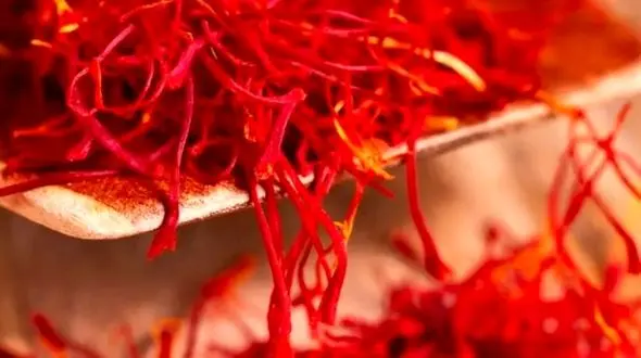 آشنایی با 7 خواص مهم زعفران؛ از سلامت قلب تا آرامش ذهن 