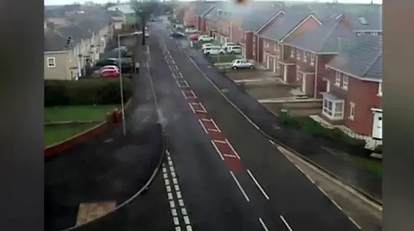 پایان تلخ تعقیب و گریز پلیس/  عابر پیاده خیلی خوش شانس بود + فیلم