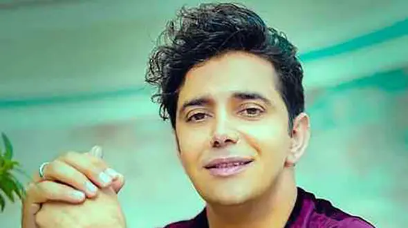 فیلم اولین کنسرت ابراهیم علیزاده با شاهکار آذری سنی دییلر منی دییلر ! / قدرت صدا در اجرای زنده اش محشر است ! + تغییر چهره اش را ببنید خوش تیپ و خوش لباس