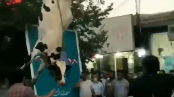فیلم آویزان کردن یک گاو از پا در ستاد انتخاباتی سیرجان