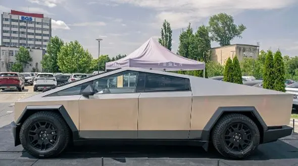 مقایسه جنجالی: تسلا سایبرتراک یا سطل آشغال؟ حقیقتی باور نکردنی! (تصویر)