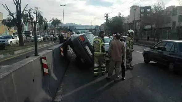 برخورد دو خودروی سواری با یکدیگر حادثه آفرید