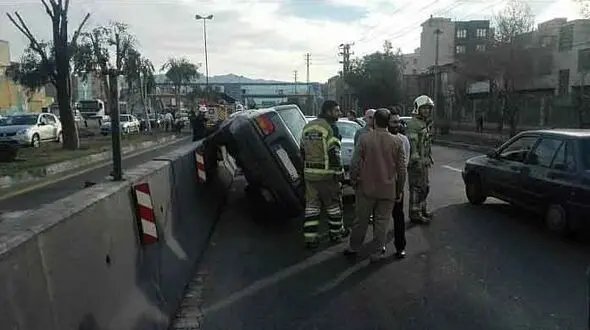 برخورد دو خودروی سواری با یکدیگر حادثه آفرید