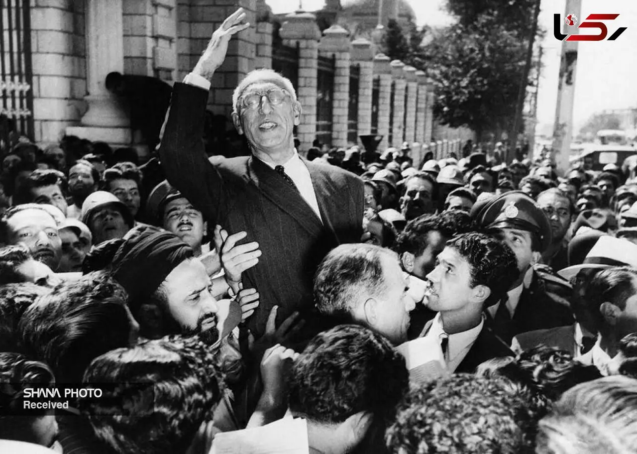 تصاویر تاریخی از ۲۹ اسفند، روز ملی شدن صنعت نفت ایران / روزی که پرچم سه رنگ ایران بر فراز پالایشگاه آبادان به اهتزاز درآمد 