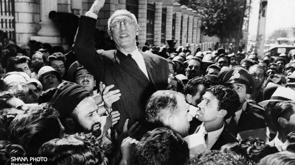 تصاویر تاریخی از ۲۹ اسفند، روز ملی شدن صنعت نفت ایران / روزی که پرچم سه رنگ ایران بر فراز پالایشگاه آبادان به اهتزاز درآمد 