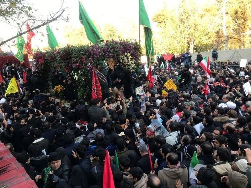 پیکر شهدا با شعارهای حیدر حیدر مردم انقلابی در حال تشییع به سمت میدان انقلاب است.