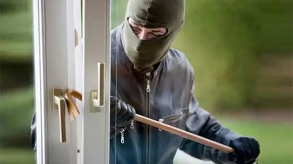 ببینید / مجازات سفت‌ و سخت یک دزد داخل کانال کولر با چوب! + فیلم