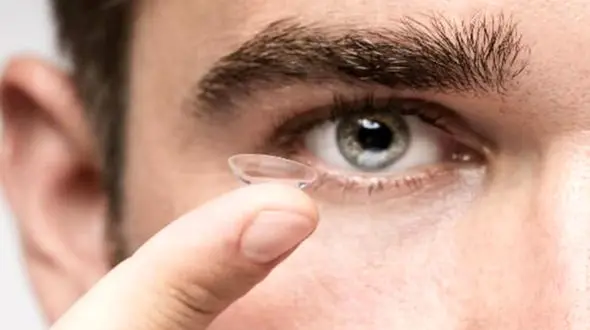 حتی یک شب هم با لنز نخوابید / آسیب ها را بشناسید