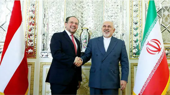 شوخی ظریف با خبرنگاران: به‌خدا کرونا ندارم + فیلم