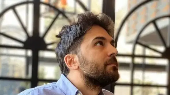 عکس ها / نگاهی به چیدمان جذاب خانه پاشا رستمی بازیگر سریال لحظه گرگ و میش با چیدمان خوشرنگ و حیاط / خونه‌اش هم مثل خودش خاص