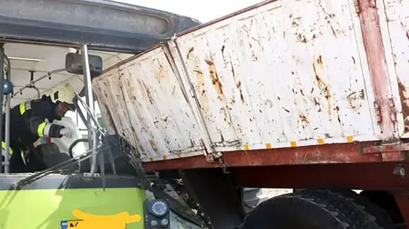 تصادف شدید تریلر با اتوبوس شرکت واحد/ در اصفهان رخ داد