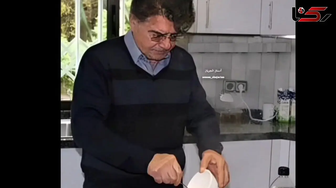 آواز ماندگار؛ محمدرضا شجریان موقع آشپزی چه دلنشین آهنگ زن بد رو با لهجه مشهدی میخونه 