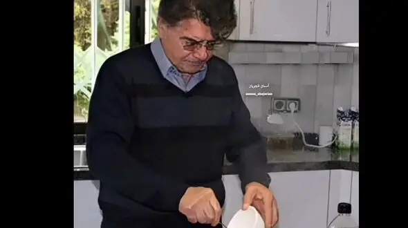 آواز ماندگار؛ محمدرضا شجریان موقع آشپزی چه دلنشین آهنگ زن بد رو با لهجه مشهدی میخونه 