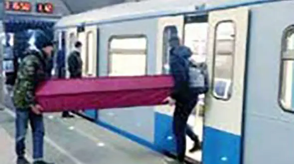 پخش فیلم حمل تابوت در مترو / هزینه‌های بالای تشییع جنازه یا قاتلان خونسرد + عکس
