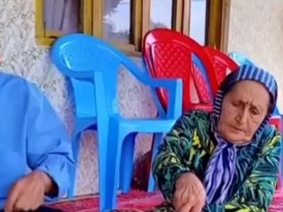 فیلم / آواز محلی /  مادر بزرگ پیر عشایری برا آقاشون ناهار خوش طعم پخته با یه آهنگ عشقی میکنن 