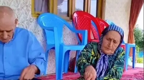 فیلم / آواز محلی /  مادر بزرگ پیر عشایری برا آقاشون ناهار خوش طعم پخته با یه آهنگ عشقی میکنن 