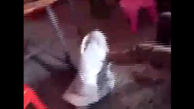 ویدیویی که بیش از 10 میلیون بازدیده داشته است / زن سنگدل، نوه خود را داخل گونی شکنجه کرد+فیلم