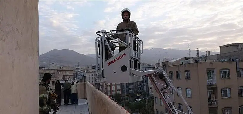 نجات ساکنان محبوس شده میان دود غلیظ ساختمان مسکونی 