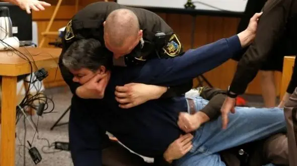 حمله پدر یک دختر به پزشک شیطان صفت در دادگاه + فیلم و عکس