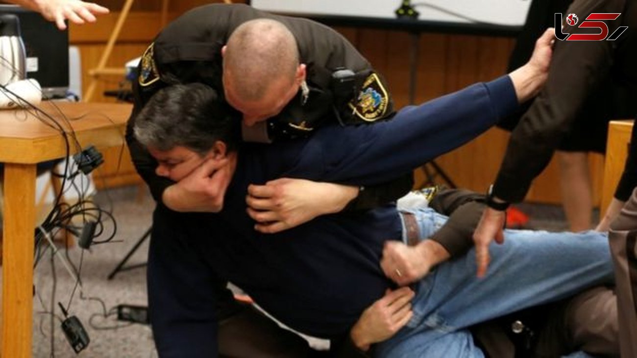 عکس لحظه به لحظه حمله یک پدر به پزشک شیطان صفت در دادگاه / او دختر را در اتاق معاینه آزار داده بود!