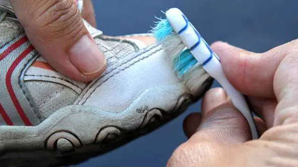 تمیز کردن کفش های کثیف با خمیر دندان