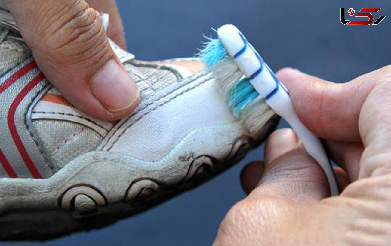 تمیز کردن کفش های کثیف با خمیر دندان