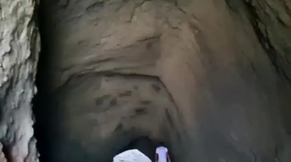 ببینید / زیبایی های بزرگترین غاردریایی در ساحل "مفنق" جزیره هرمز + فیلم