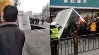 لحظه وحشتناک بلعیده شدن اتوبوس شهری در خیابان + فیلم / چین