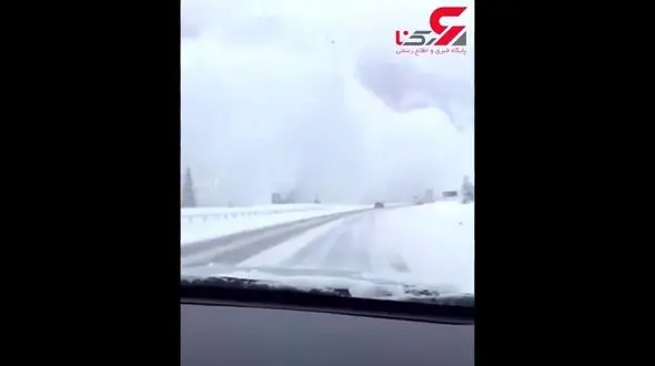 لحظه سقوط بهمن روی خودرو‌های عبوری+ فیلم