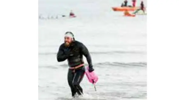 جزییات 5 ماه شنا دور جزیره + عکس