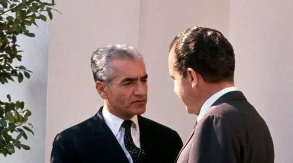 عکس سفر در زمان / شاه پهلوی در حال کمک به ملکه الیزابت برای پیاده شدن از کالسکه در تهران / سال 1338