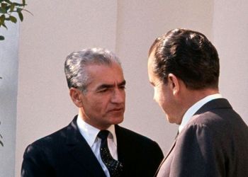 عکس سفر در زمان / شاه پهلوی در حال کمک به ملکه الیزابت برای پیاده شدن از کالسکه در تهران / سال 1338