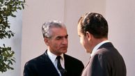 عکس سفر در زمان / شاه پهلوی در حال کمک به ملکه الیزابت برای پیاده شدن از کالسکه در تهران / سال 1338