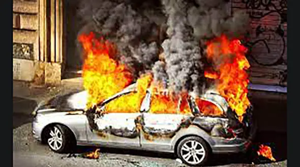 زنده زنده سوختن یک مرد داخا پراید آتشین ! / سقوط به کانال دور از چشم همه !