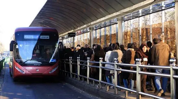 آشفته بازار در خط 5 بی آر تی/ پیاده شدن مردم در حاشیه بزرگراه و افزایش احتمال تصادفات + تصاویر