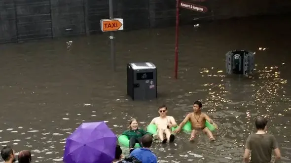 
شنای سوئدی ها در ایستگاه مترو! +تصاویر
