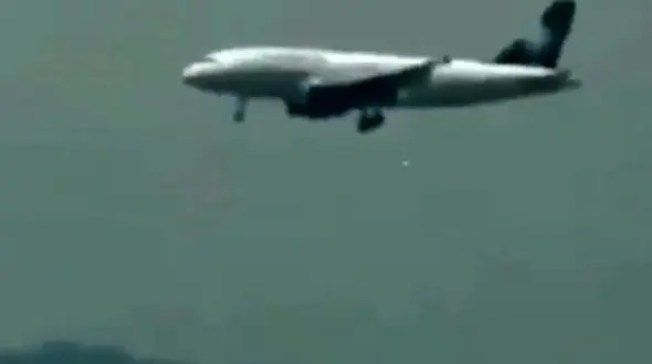 پرواز بشقاب پرنده در کنار هواپیما + فیلم