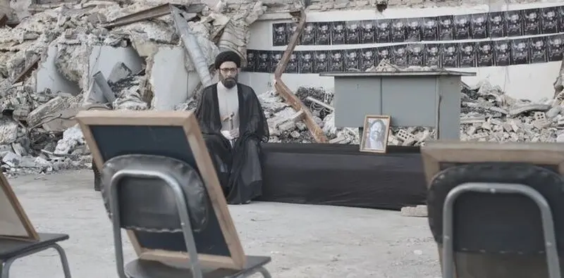 علیرضا مهران در نقش رهبر