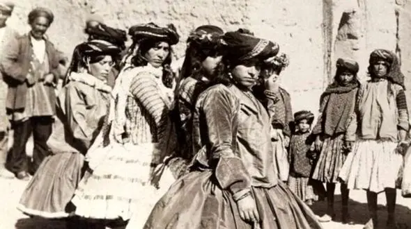 سفر به عصر قاجار؛ از «رقص کُردی» تا «نمایش پهلوانی» در کرمانشاه