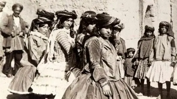 سفر به عصر قاجار؛ از «رقص کُردی» تا «نمایش پهلوانی» در کرمانشاه