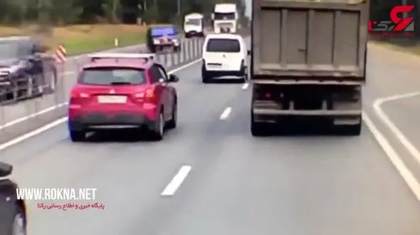 شاخ به شاخ وحشتناک یک خودرو با چهار خودروی + فیلم لحظه حادثه