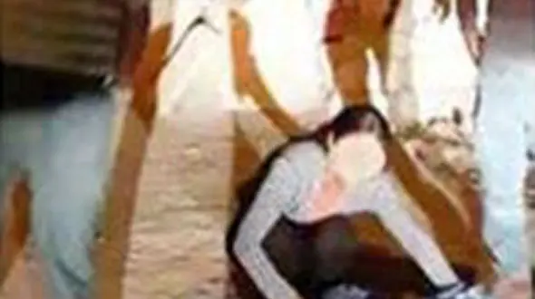 نوزاد سر راهی در محاصره سگ‌ها + عکس